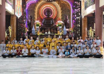 Đức Hòa: Tăng Ni Chùa Linh Nguyên đảnh lễ khánh tuế Chư tôn đức.