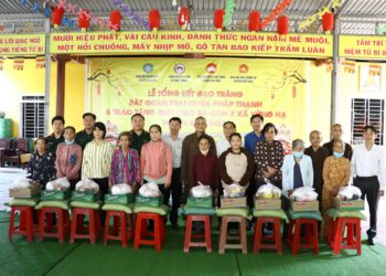 Đức Hòa: Chùa Pháp Thạnh trao quà cho bà con 7 xã vùng hạ.