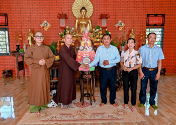 Đức Huệ: Điểm sinh hoạt Tôn giáo tập trung Thiên Phước tiếp đoàn Huyện Ủy huyện Đức Huệ thăm và chúc tết