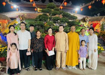 Nguyên Chủ tịch nước Trương Tấn Sang dâng  hương đầu xuân Giáp Thìn tại chùa Pháp Minh