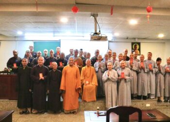 Hòa thượng Thích Minh Thiện sách tấn Ban Chủ nhiệm và Tăng Ni sinh Lớp SCPH Long An.