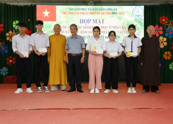 Thủ Thừa: Trường Bồ Đề Phương Duy tiễn học sinh đi du học Nhật Bản.