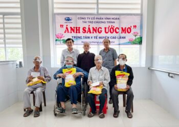 Thủ Thừa: Công ty Vĩnh Hoàn từ thiện phẫu thuật mắt tại Cao Lãnh