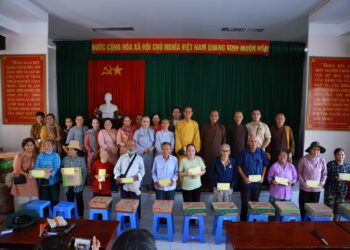 Phật giáo huyện Đức Hòa, Tân Thạnh, Cần Giuộc, Vĩnh Hưng trao tặng quà tại Côn Đảo.