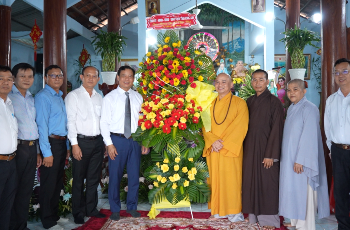 Lãnh đạo tỉnh chúc mừng Đại lễ Phật Đản tại huyện Thạnh Hóa