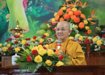 Hòa thượng Thích Minh Thiện thuyết giảng buổi đầu tiên tại lễ đài Phật đản của Ban Trị sự GHPGVN tỉnh Long An