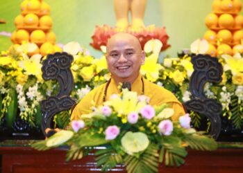 Đại đức Thích Lệ Ngôn thuyết giảng tại lễ đài Phật đản huyện Đức Hòa