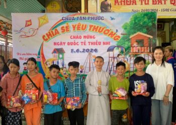 Đức Hòa: Chùa Tân Phước trao tặng 200 phần quà nhân ngày Quốc tế thiếu nhi (1/6)