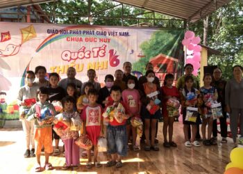 Đức Hòa: Chùa Đức Huy trao tặng 160 phần quà cho trẻ em.