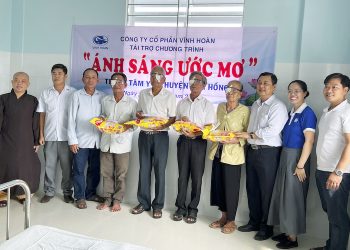 Thủ Thừa: Công ty Vĩnh Hoàn tài trợ Phẫu thuật mắt tại Tân Hồng