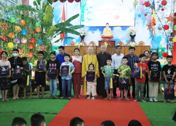 Chùa Thiên Châu, TP Tân An phát 500 phần quà cho các cháu Thiếu nhi