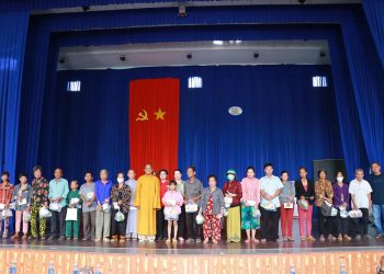 Đức Hòa: Phật giáo huyện trao tặng 150 phần quà tại xã Đức Lập Thượng.