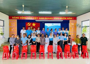 Đức Hoà: Chùa Tân Phước trao quà Tết cho người dân và trẻ em vùng biên giới