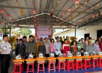 Đức Hòa: Trao tặng 180 phần quà cho bà con 13 xã, thị trấn vùng thượng và trung.