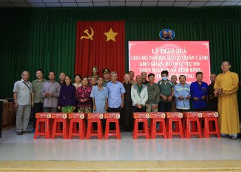 Huyện Vĩnh Hưng: Ban Trị sự GHPGVN tỉnh Long An, trao quà cho hộ nghèo, hộ khó khăn, hộ di cư từ Campuchia về đón Xuân