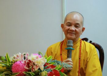 Hòa thượng Hiệu trưởng giảng dạy ngày đầu Khóa IX Sơ cấp Phật học.