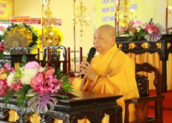 Giới tử Tăng lắng nghe Hòa thượng Thích Từ Nghiêm thuyết giảng về giới luật.