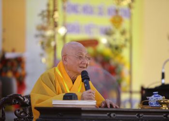 Hòa thượng Thích Minh Thông giáo giới các tân Tỳ-kheo Đại giới đàn Đạt Pháp.