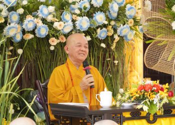 Giới trường Ni Đại giới đàn Đạt Pháp lắng nghe Hòa thượng Trưởng ban Kiến đàn sách tấn.