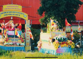 Phật giáo huyện Đức Hoà diễu hành xe hoa và viếng nghĩa trang Liệt sĩ