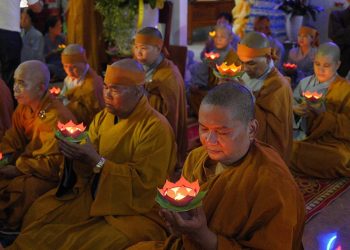 Tân Ninh: chùa Long Sơn trang nghiêm đêm lễ hoa đăng tưởng niệm Cố Hòa thượng Thích Huệ Tâm