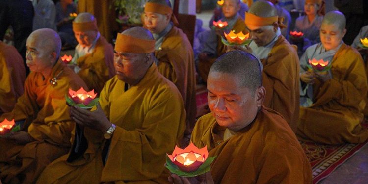 Tân Ninh: chùa Long Sơn trang nghiêm đêm lễ hoa đăng tưởng niệm Cố Hòa thượng Thích Huệ Tâm