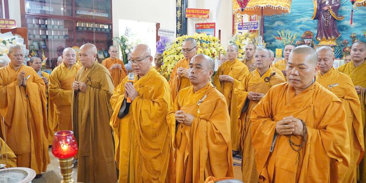 Ban Giáo Dục Phật giáo TW GHPGVN kính viếng lễ tang HT. Thích Huệ Tâm