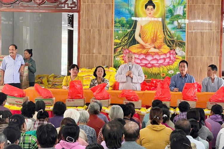 An Lục Long: Chùa An Châu trao tặng 200 phần quà cho bà con có hoàn cảnh khó khăn.