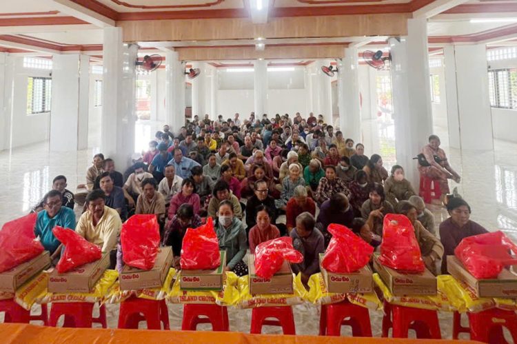 An Lục Long: Chùa An Châu trao tặng 200 phần quà cho bà con có hoàn cảnh khó khăn.