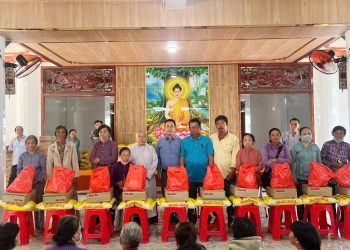 An Lục Long: Chùa An Châu trao tặng 200 phần quà cho bà con có hoàn cảnh khó khăn.