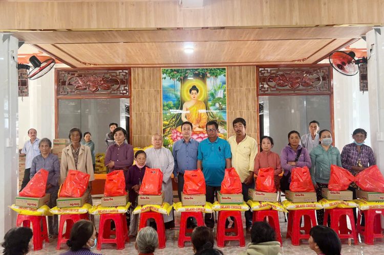 An Lục Long: Chùa An Châu trao tặng 200 phần quà cho bà con có hoàn cảnh khó khăn.