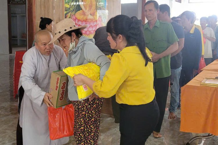 An Lục Long: Chùa An Châu trao tặng 200 phần quà cho bà con có hoàn cảnh khó khăn.