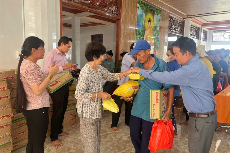 An Lục Long: Chùa An Châu trao tặng 200 phần quà cho bà con có hoàn cảnh khó khăn.