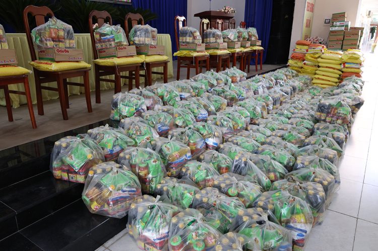 Ban điều hành hệ thống chùa Núi Bà Tây Ninh trao tặng 100 phần quà cho bà con xã Tân Long