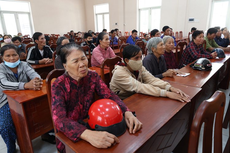 Ban điều hành hệ thống chùa Núi Bà Tây Ninh trao tặng 100 phần quà cho bà con xã Tân Long