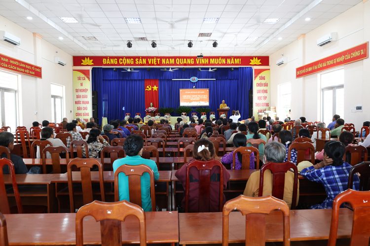 Ban điều hành hệ thống chùa Núi Bà Tây Ninh trao tặng 100 phần quà cho bà con xã Tân Long