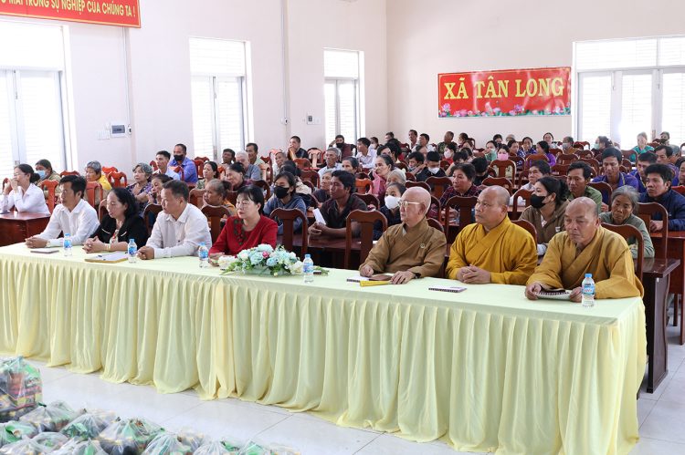 Ban điều hành hệ thống chùa Núi Bà Tây Ninh trao tặng 100 phần quà cho bà con xã Tân Long