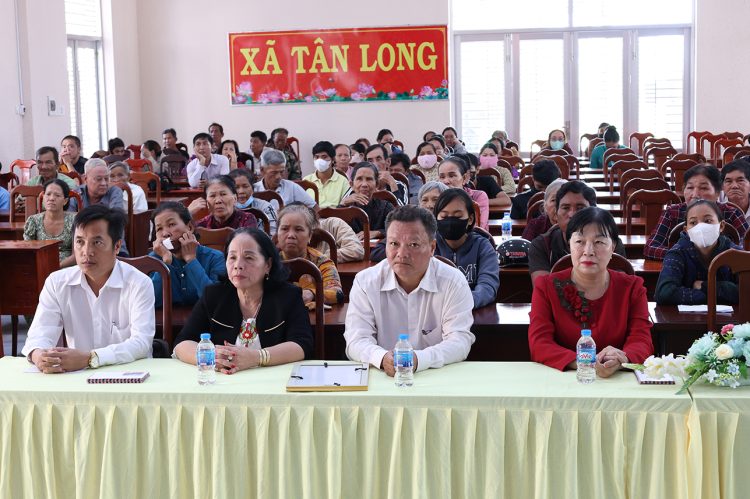 Ban điều hành hệ thống chùa Núi Bà Tây Ninh trao tặng 100 phần quà cho bà con xã Tân Long