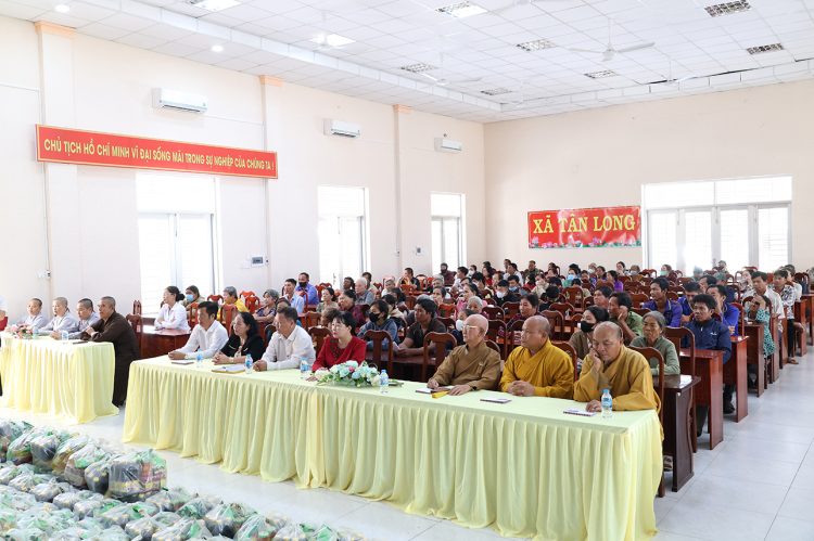 Ban điều hành hệ thống chùa Núi Bà Tây Ninh trao tặng 100 phần quà cho bà con xã Tân Long
