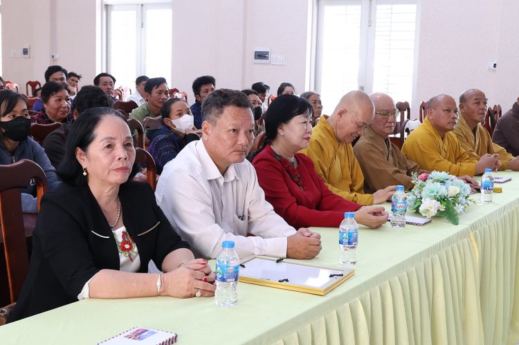 Ban điều hành hệ thống chùa Núi Bà Tây Ninh trao tặng 100 phần quà cho bà con xã Tân Long