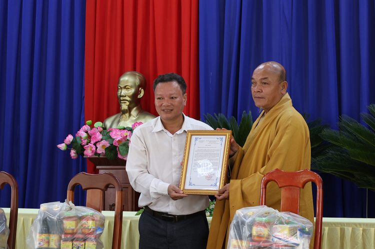 Ban điều hành hệ thống chùa Núi Bà Tây Ninh trao tặng 100 phần quà cho bà con xã Tân Long