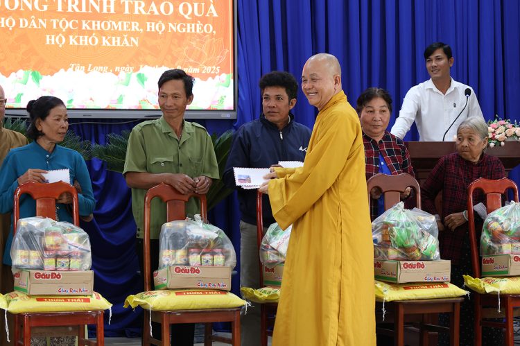 Ban điều hành hệ thống chùa Núi Bà Tây Ninh trao tặng 100 phần quà cho bà con xã Tân Long