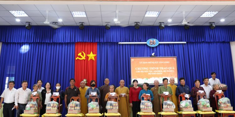 Ban điều hành hệ thống chùa Núi Bà Tây Ninh trao tặng 100 phần quà cho bà con xã Tân Long