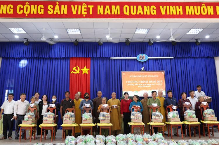 Ban điều hành hệ thống chùa Núi Bà Tây Ninh trao tặng 100 phần quà cho bà con xã Tân Long