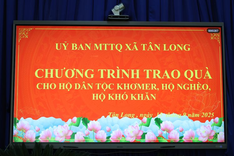 Ban điều hành hệ thống chùa Núi Bà Tây Ninh trao tặng 100 phần quà cho bà con xã Tân Long