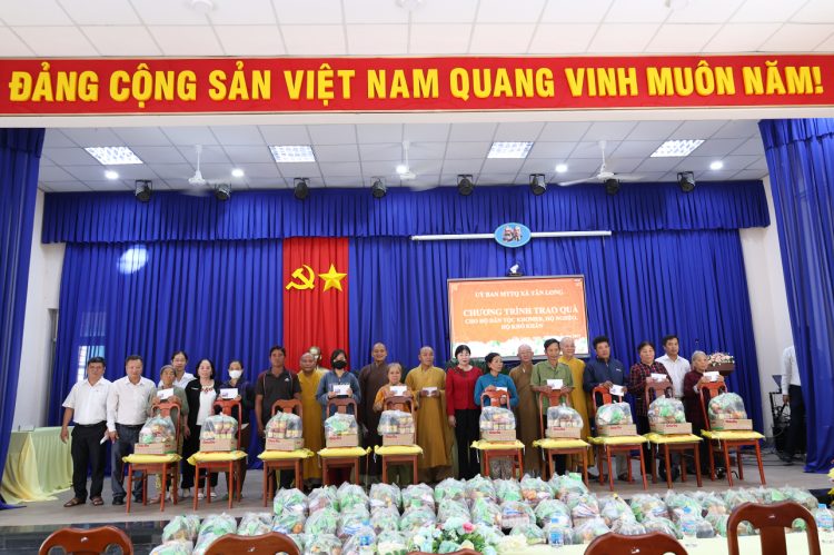 Ban điều hành hệ thống chùa Núi Bà Tây Ninh trao tặng 100 phần quà cho bà con xã Tân Long