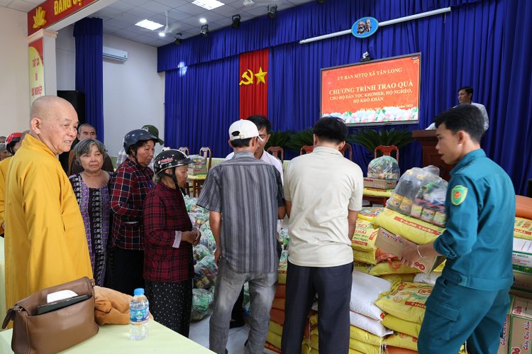 Ban điều hành hệ thống chùa Núi Bà Tây Ninh trao tặng 100 phần quà cho bà con xã Tân Long