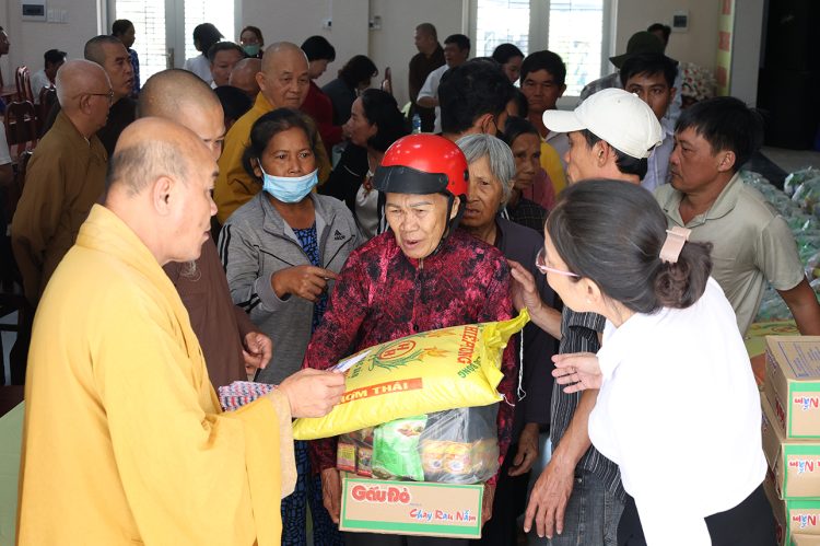 Ban điều hành hệ thống chùa Núi Bà Tây Ninh trao tặng 100 phần quà cho bà con xã Tân Long