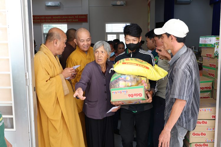 Ban điều hành hệ thống chùa Núi Bà Tây Ninh trao tặng 100 phần quà cho bà con xã Tân Long