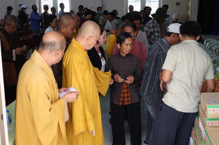 Ban điều hành hệ thống chùa Núi Bà Tây Ninh trao tặng 100 phần quà cho bà con xã Tân Long